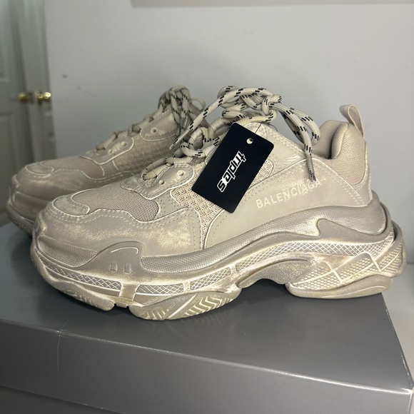 Balenciaga Triple S Low Top Sneakers in Womans Size 39 - Picture 3 of 10